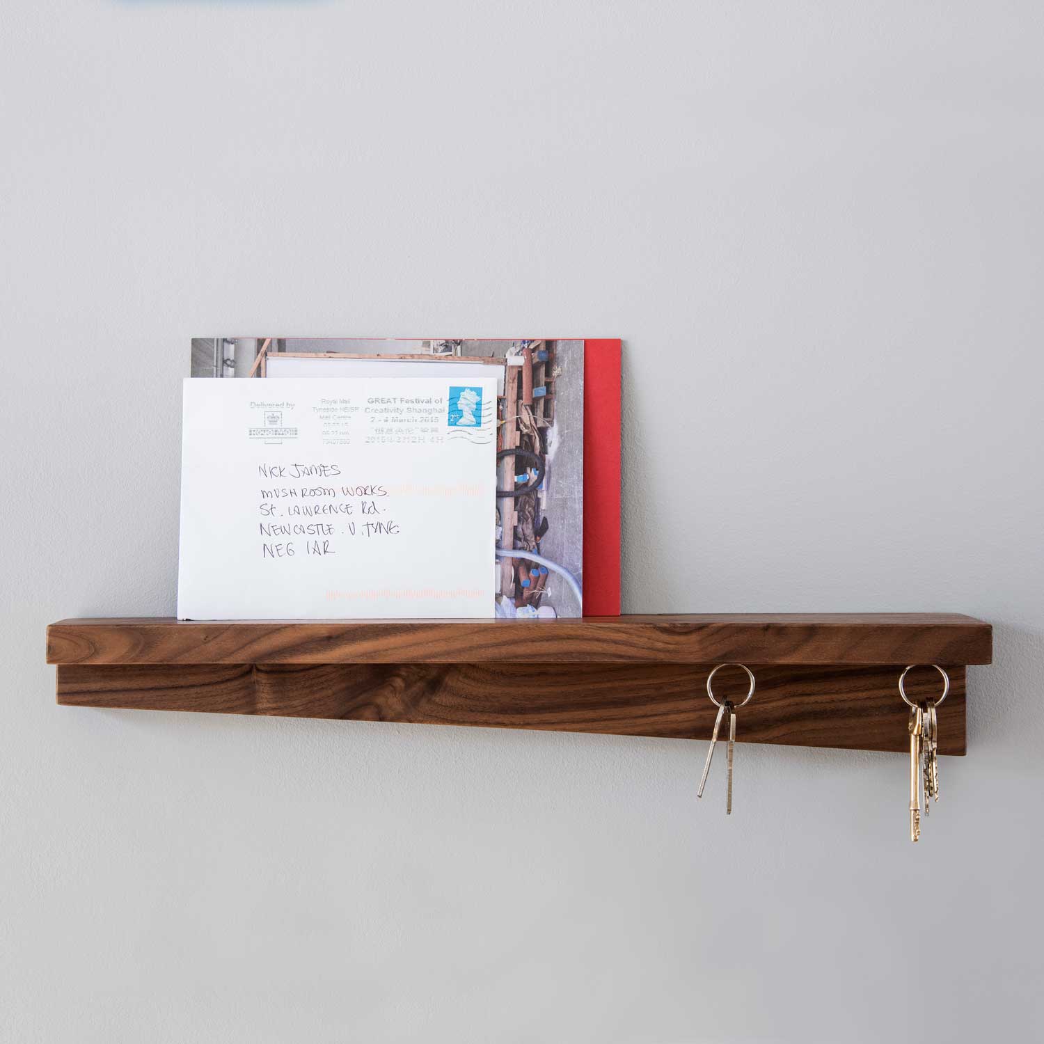 Magnetic key shelf in walnut or oak